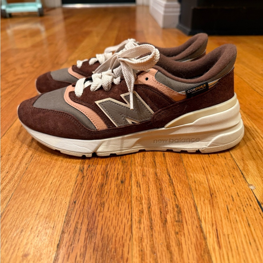 New Balance Women's 997R Sneakers in brown/beige/pink - Picture 6 of 6